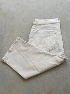Gloria Vanderbilt - Cream Colored Capris with Embroidered Back Pockets - Size 10